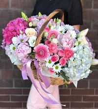 Цветочная композиция из Розы, Хризантемы, Пионы и Лизиантусы в корзине в Ейске
