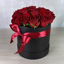 Цветочная композиция из Розы в шляпной коробке в Ейске