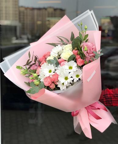 Букет цветов из: Розы, Лизиантусы и Хризантемы в Ейске